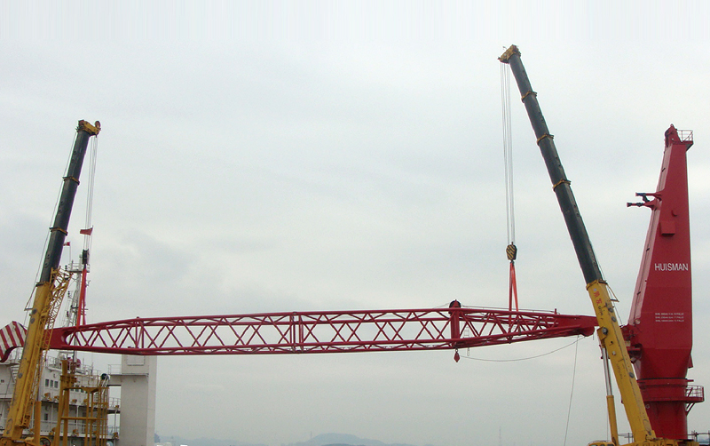 兩台起重機在廈門港海上吊裝作業