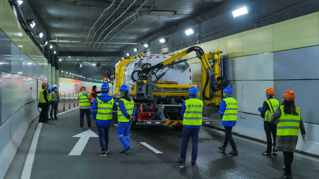 j9九游会牆麵清洗車在上海打浦路隧道作業